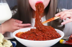 小姐姐挑战魔鬼辣火鸡面,挑战极限的味蕾冒险
