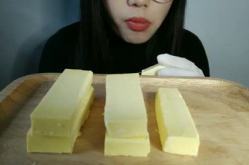 小姐姐吃黄油雪糕图片,小姐姐甜蜜演绎夏日清凉美食瞬间”