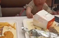 小胖在小姐姐家吃饭视频,美食共享欢乐时光