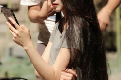 小姐姐变小姐姐自己跳进水泥里,小姐姐勇敢挑战自我，演绎逆天蜕变