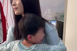 小姐姐抱侄子,小姐姐深情拥抱侄子的感人画面